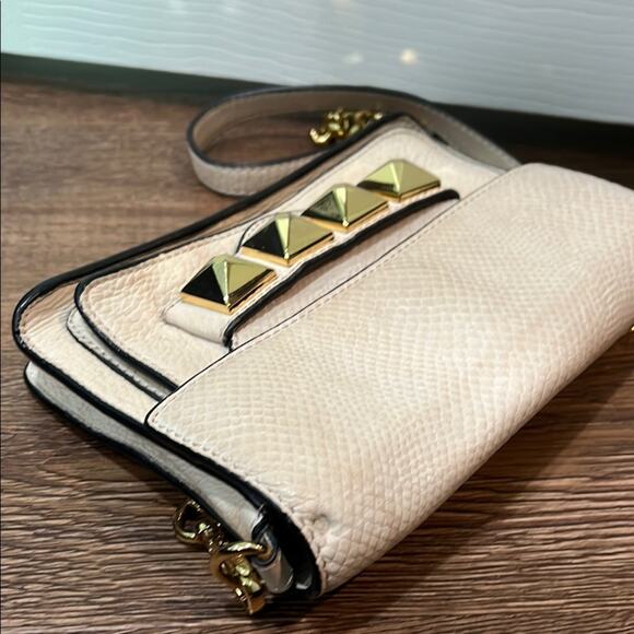 Elegant Linea Pelle Cream and Gold Chain Crossbody Bag - Picture 6 of 14